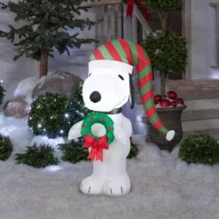 3.5 Ft. Tall Airblown-Snoopy Holding Wreath-SM-Peanuts 5 3.5 Ft. Tall Airblown-Snoopy Holding Wreath-SM-Peanuts -Christmas Decor Shop christmas inflatables g 119004 31 1000