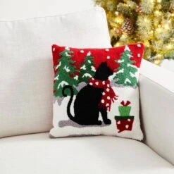 14 In. L Hooked Christmas Cat Pillow -Christmas Decor Shop glitzhome christmas textiles 2004800024 c3 1000