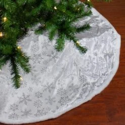Northlight 48 In. Silver And White Snowflakes Christmas Tree Skirt -Christmas Decor Shop northlight christmas tree skirts 34315062 31 1000