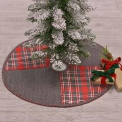 21 In. Anderson Cherry Red Rustic Christmas Decor Patchwork Mini Tree Skirt -Christmas Decor Shop vhc brands christmas tree skirts 32215 31 1000
